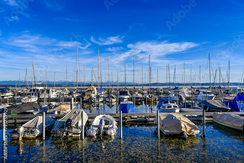 Cortaillod, Petit-Cortaillod, Neuenburgersee, Seeufer,  Dorf, Schiffssteg, Abendstimmung, Hafen, Seerundfahrt, Boote, Wassersport, Frühling, Neuchâtel, Schweiz photo