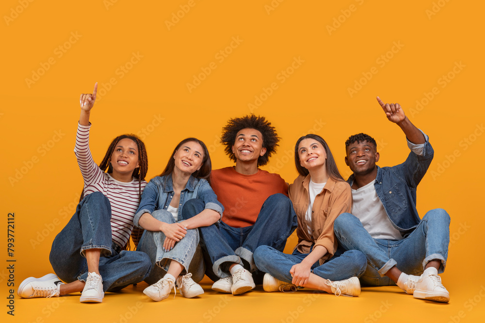 Obraz premium Group pointing up in unity on yellow background