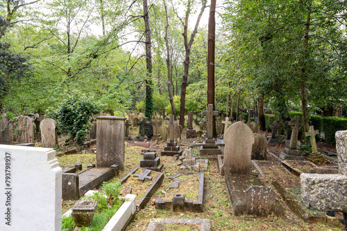 Eine große Menge dicht zusammen gelegte Gräber auf dem
Highgate Cemetery Ostteil Camden, London