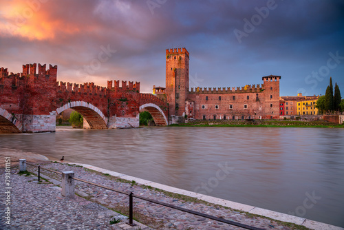 Obraz na płótnie Verona, Italy. Cityscape image of beautiful Italian town Verona with the Castelvecchio Bridge over Adige River at sunrise. w salonie
