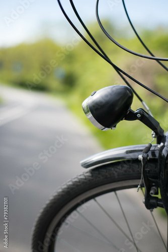 Jazda rowerem, lampa rowerowa. © Blaszko