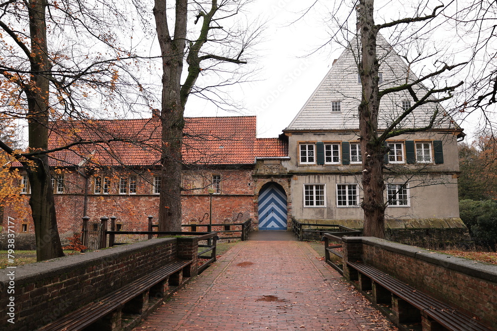 Fototapeta premium Kloster Dinklage im Herbst