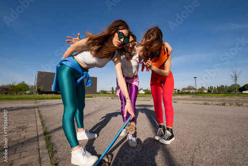 Ragazze che ballano e provano una coreografia all'aperto. photo