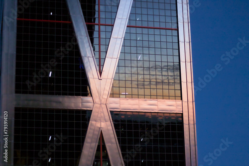 Amanecer reflejado en cristalera de Torres kio en madrid, españa