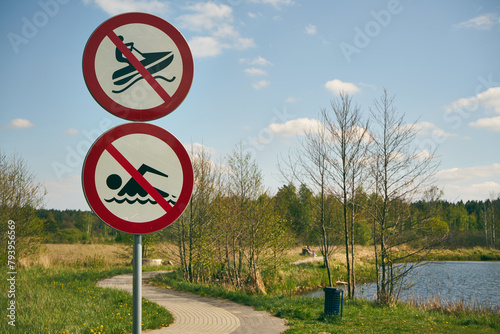 znak,zakaz jazdy na skuterze wodnym,zakaz pływania © Marcin Łazarczyk