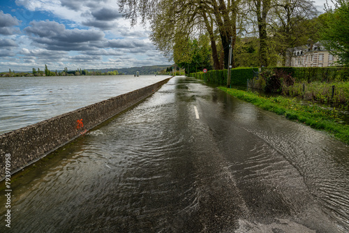 Inondations de la Seine  à Bardouville  (76) les 09 et 10 avril 2023. Rupture de la digue photo