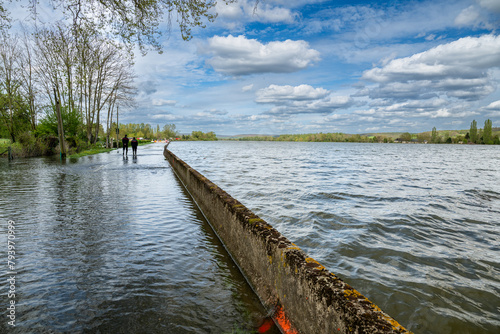 Inondations de la Seine  à Bardouville  (76) les 09 et 10 avril 2023. Rupture de la digue photo