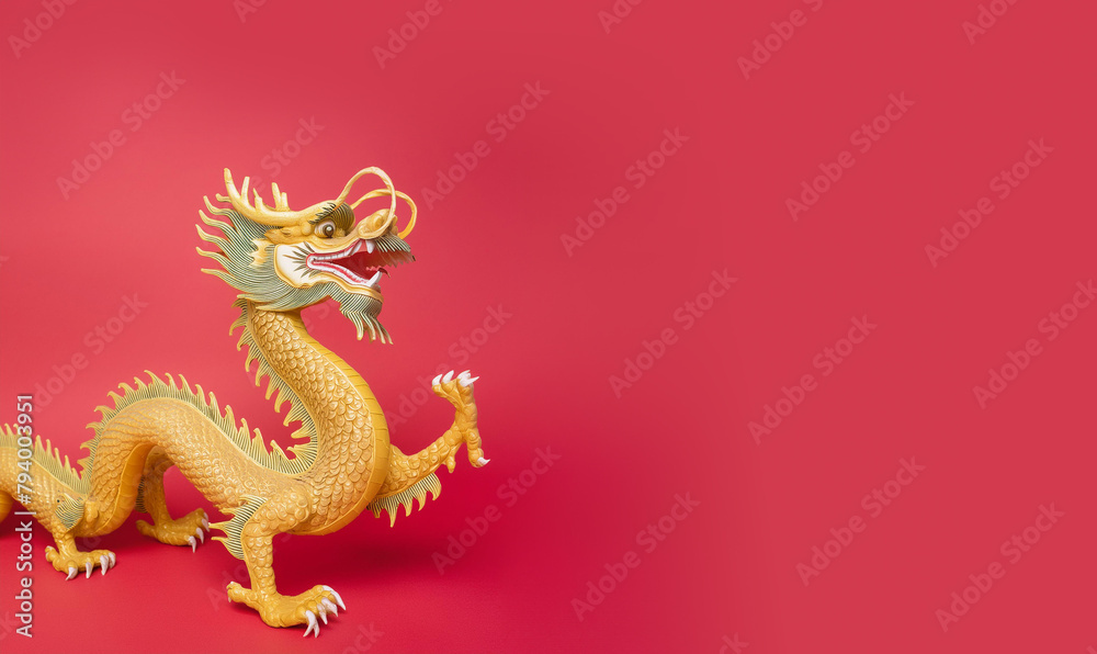 Fototapeta premium Dragón chino sobre fondo rojo suave. Ilustración IA generativa. Recurso gráfico con espacio negativo