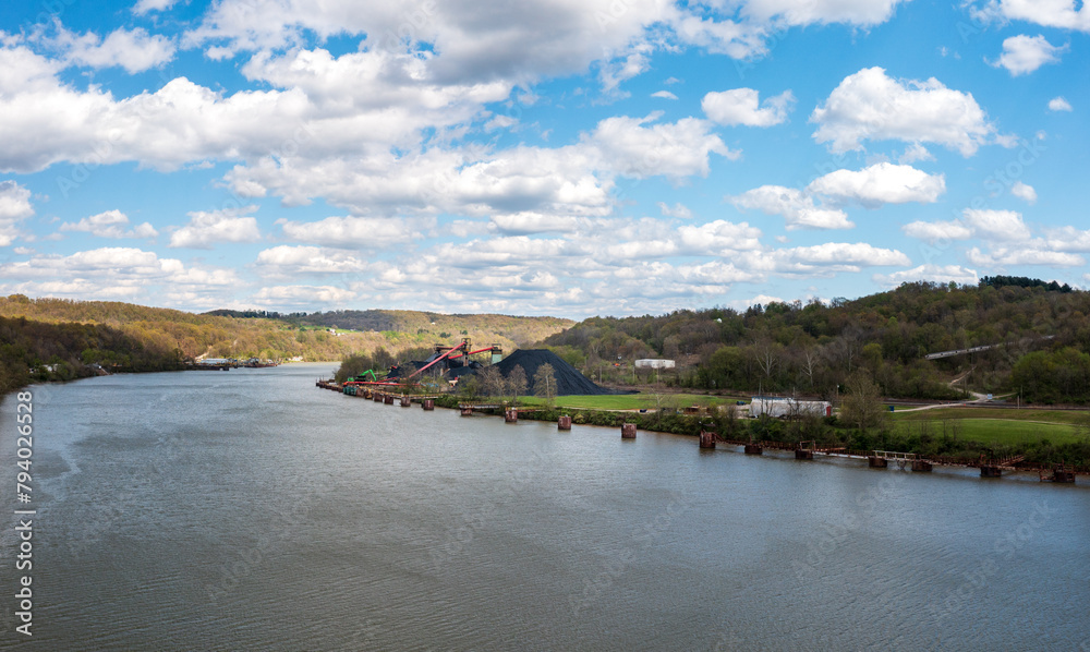 Obraz premium Coal stored by Monongahela river in Vestaburg Pennsylvania ready for transport by barge to local power stations