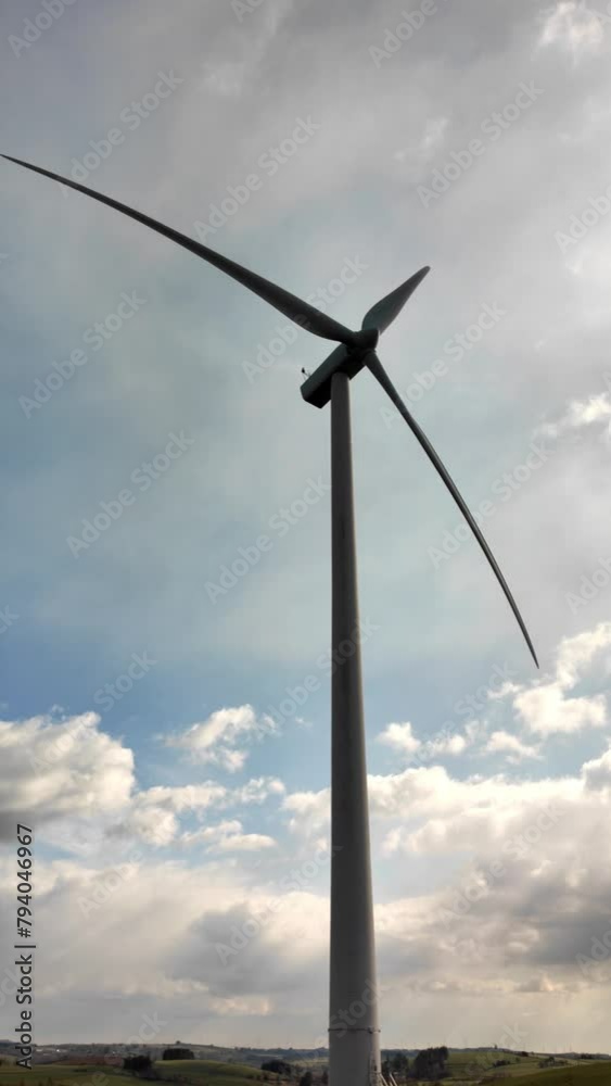 Eolienne seule et vent Eolienne seule et vent
