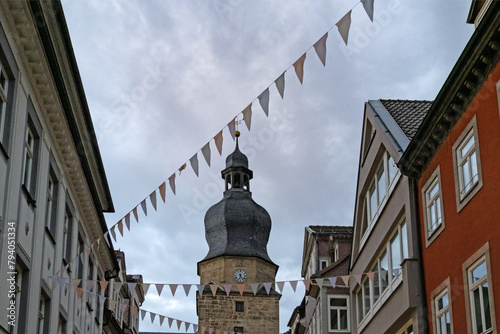 Blick in die Innenstadt von Coburg, Bayern, mit dem historischen Turm des Spitaltors