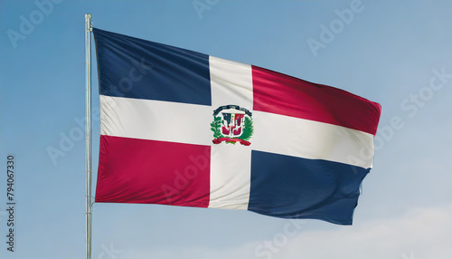 Die Fahne von Dominikanische Republik flattert im Wind, isoliert gegen blauer Himmel