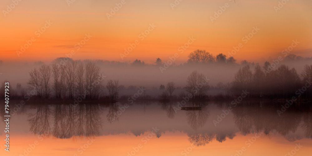 See mit Dunst im Abendlicht, Bayern, Deutschland, Panorama See mit Dunst im Abendlicht, Bayern, Deutschland, Panorama