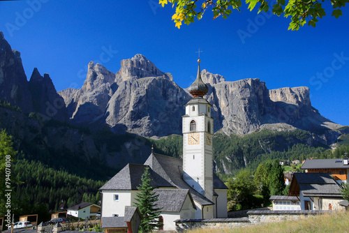 Pfarrkirche St. Vigil in Kolfuschg mit Sellagruppe im Hintergrund, Dolomiten, Südtirol, Italien photo