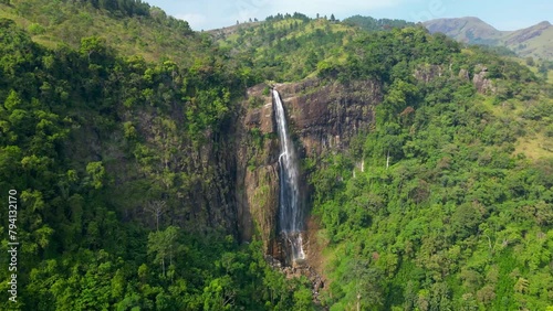 Diyaluma Wasserfall in Sri Lanka photo