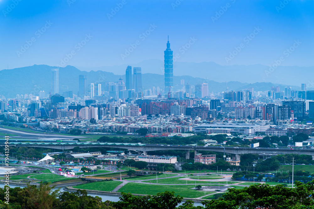 Obraz premium Taipei city cityscape skyline and modern skyscraper architecture in misty sky pollution haze, in Taipei city, Taiwan