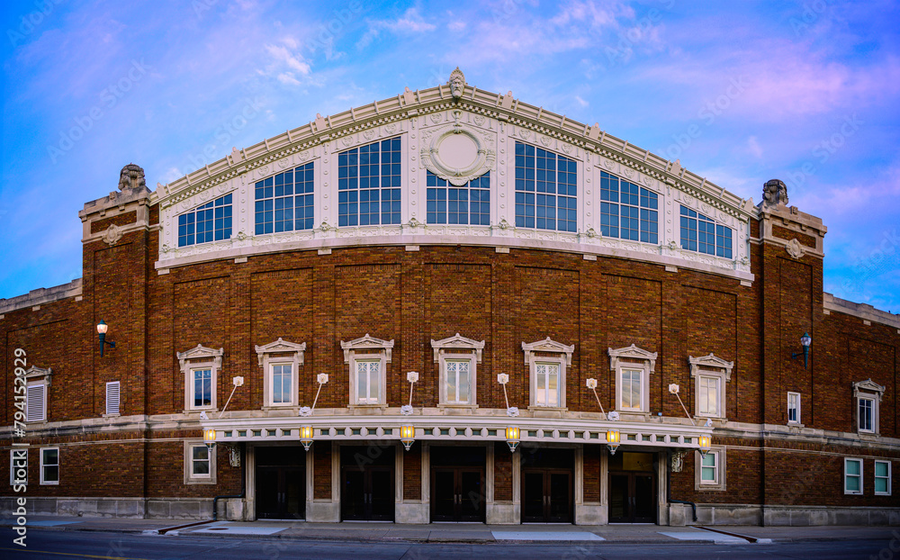 Fototapeta premium The Coliseum in Sioux Falls, a landmark architecture constructed in 1917, in Minnehaha County, South Dakota, USA