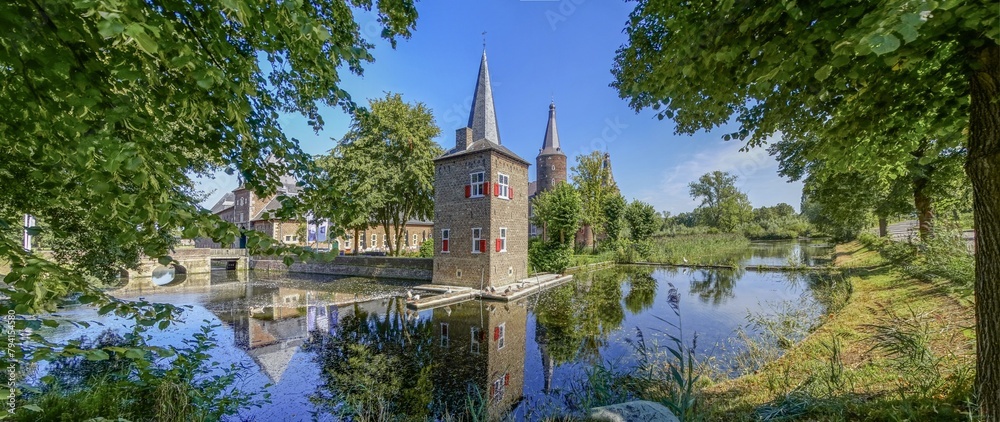 Obraz premium Dutch castle, reflected in water