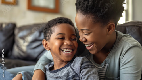 Mulher afro e seu filho felizes