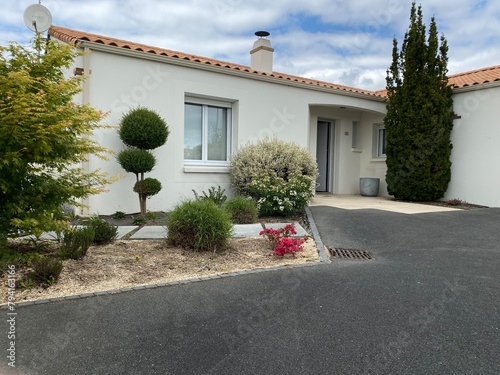 maison contemporaine et son aménagement extérieur