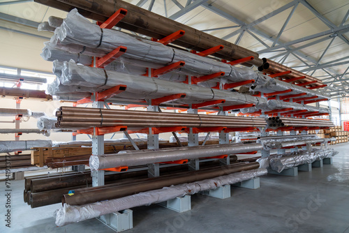 Carta da parati Warehouse cantilever racks for storing copper pipes or profiles