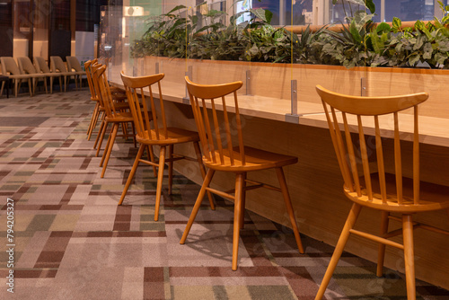 並べられた木製の椅子とテーブル © hiro
