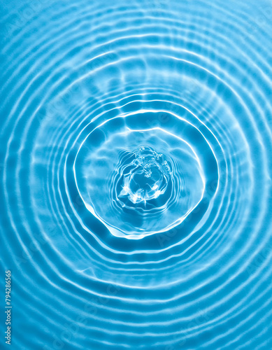 透明な水面に揺らめく青い波紋
