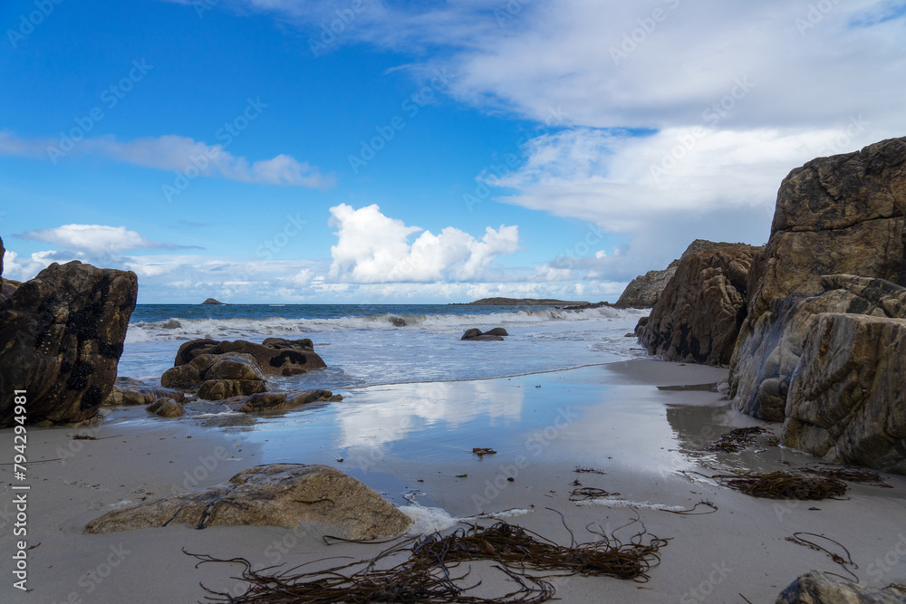 Sur le sable mouillé, de beaux reflets captivent, miroitant le ciel et les éléments, offrant une vision envoûtante de la nature bretonne. Sur le sable mouillé, de beaux reflets captivent, miroitant le ciel et les éléments, offrant une vision envoûtante de la nature bretonne.