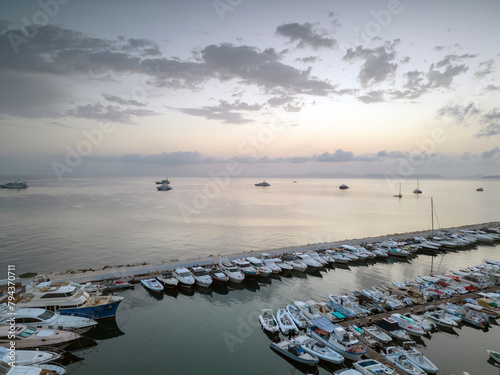 Vista aerea dell'alba del porto di Lacco Ameno ad Ischia. Roccia, mare, sole e mille colori