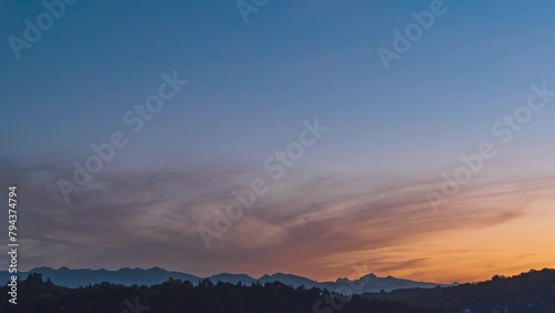 Orange fire sky during sunset on mountains Pyrenees, france, timelapse vidéo 