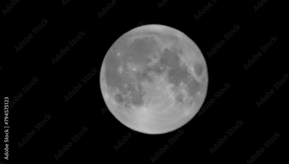Luna piena nel cielo della notte Luna piena nel cielo della notte