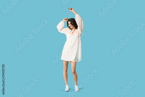 Beautiful young woman in st...