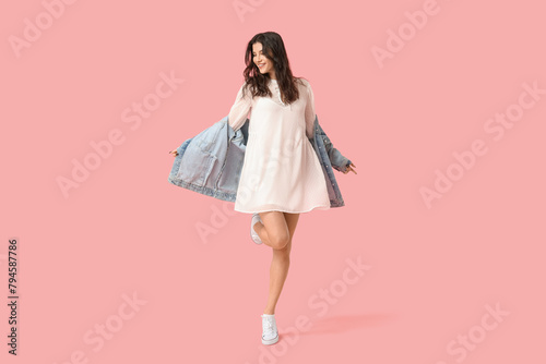 Beautiful young woman in st...