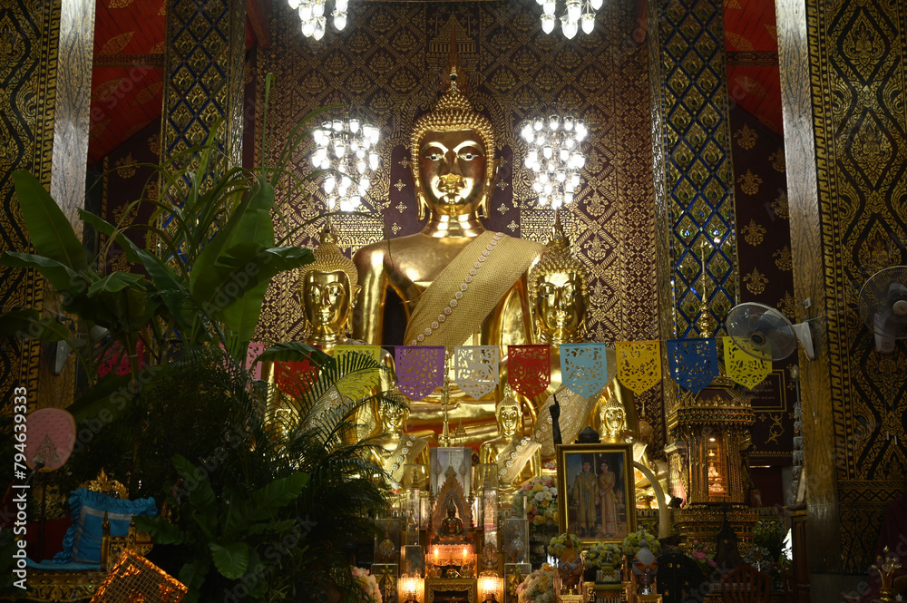 Phra Buddha Sitthimanee Sri Hariphunchai It is the main Buddha image. Large Maravichai posture Glittering brass color looks solemn and magical, full of faith. 