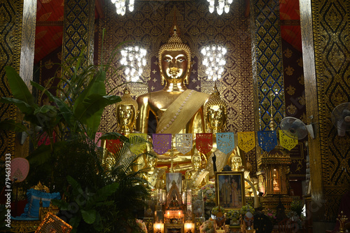 Phra Buddha Sitthimanee Sri Hariphunchai It is the main Buddha image. Large Maravichai posture Glittering brass color looks solemn and magical, full of faith. 