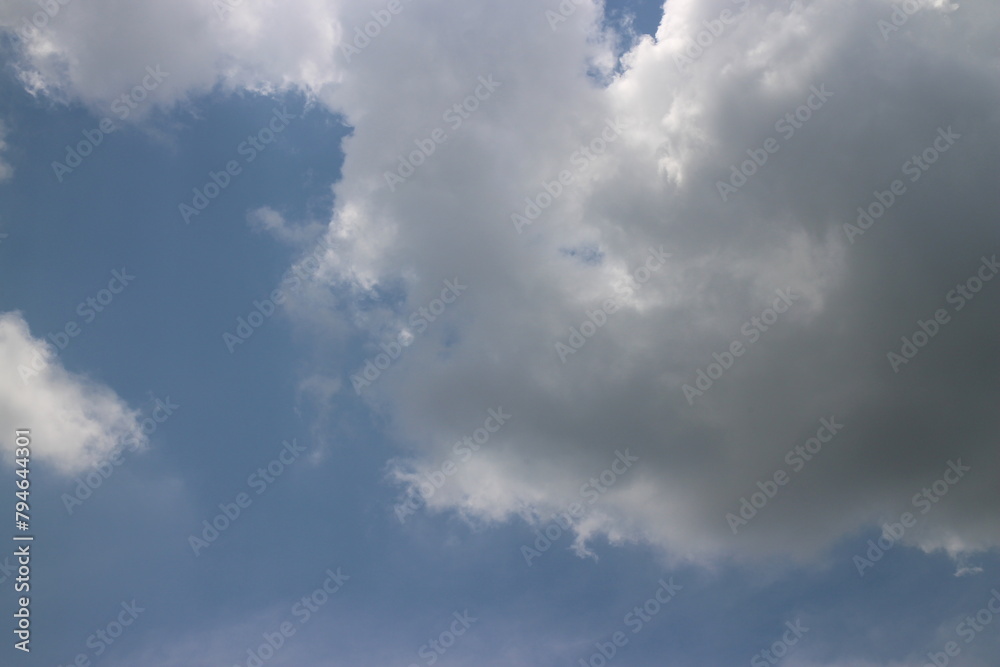 Obraz premium blue sky background with tiny clouds.