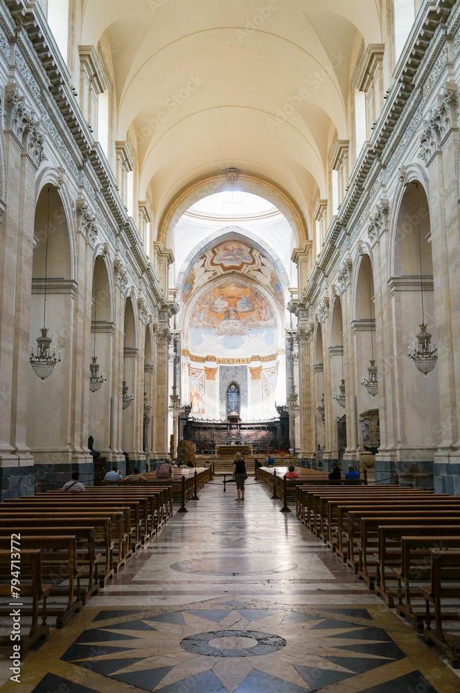 ヨーロッパの街中にある教会の内部