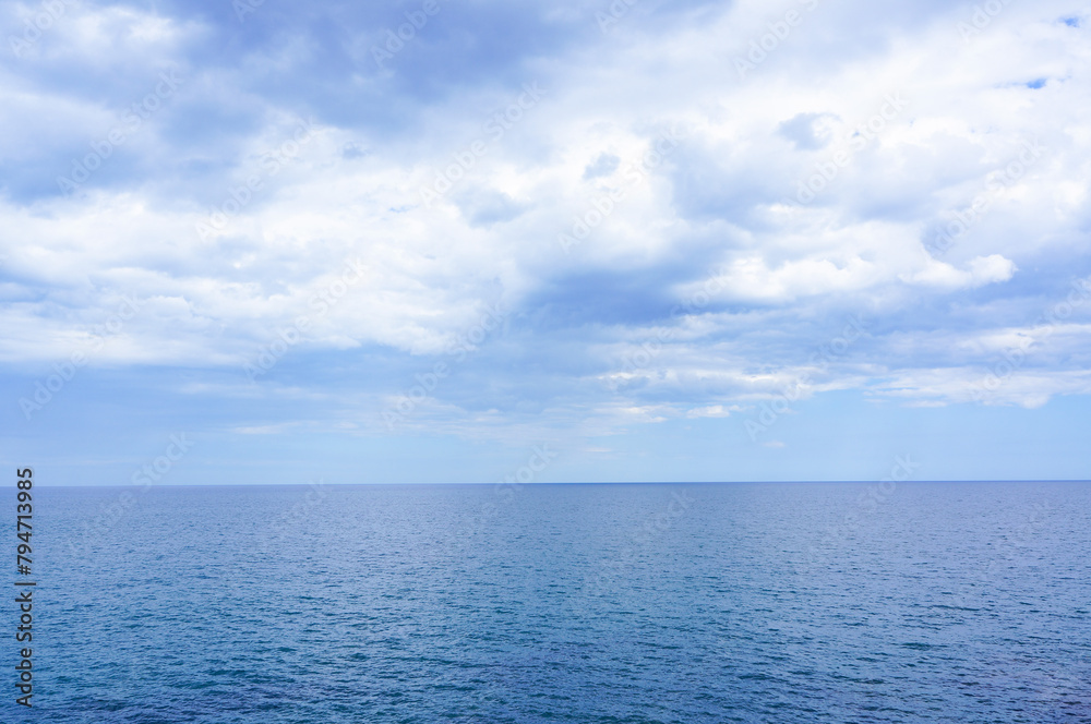 どこまでも続く海と広がる曇り空