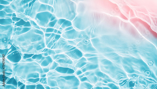 ゆらゆら揺らめく透明な海の水面