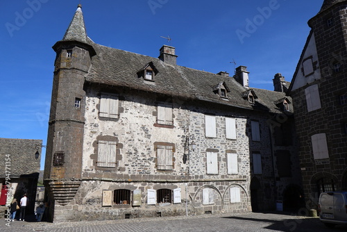 Bâtiment typique, vu de l'extérieur, village de Salers, département du Cantal, France