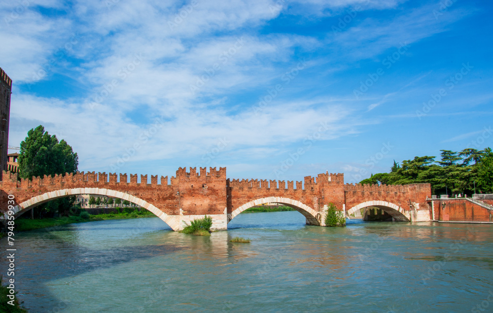 discovering the wonderful architecture of Verona, the beautiful Venetian city on the banks of the Adige river
