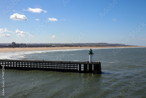 mole mit leuchtturm in calais