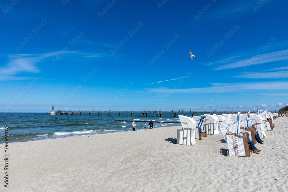 Sonniger Tag im Frühjah am Strand von Zingst an der Ostsee.