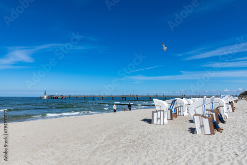 Sonniger Tag im Fr  hjah am Strand von Zingst an der Ostsee.