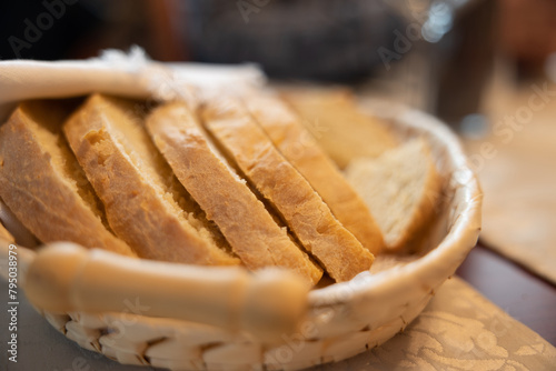fette di pane fresco in un cestino, visto da vicino photo
