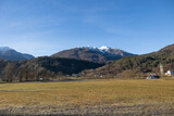 ampia visuale panoramica che mostra un ambiente naturale di montagna nell'Italia a nord est, visto dal basso, in un'area di pianura, guardando verso una catena montuosa, in una mattina invernale