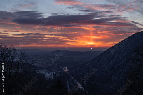 ampia visuale panoramica, dall'alto, dai pendii del Monte Santo in Slovenia, guardando verso l'area di confine in Italia intorno a Gorizia, durante un bellissimo tramonto invernale photo