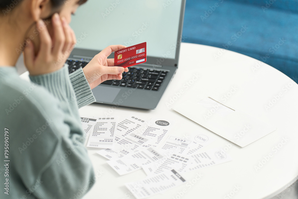 クレジットカードの使いすぎに悩む女性 クレジットカードの使いすぎに悩む女性