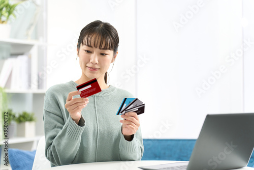 クレジットカードを選ぶ女性 photo