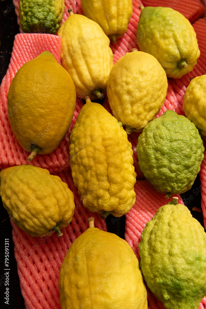 Obraz premium Etrogs or citron fruits, being sold in Jerusalem prior to the observance of the Jewish holiday of Sukkot.